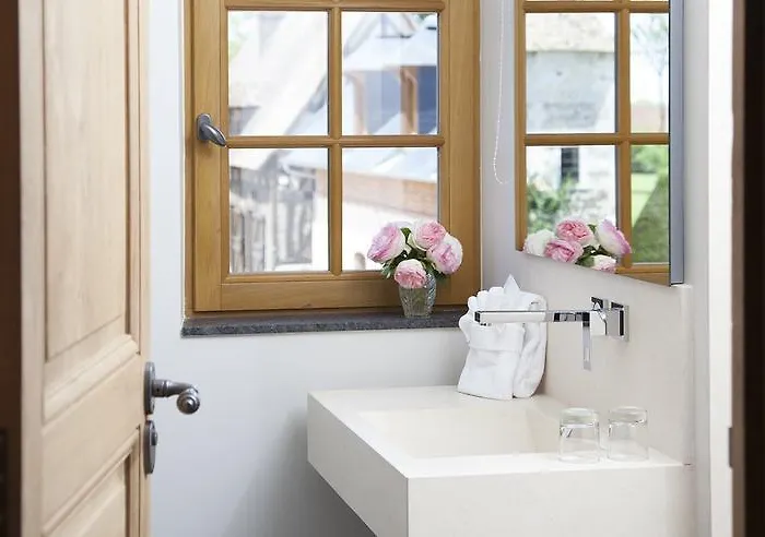 Manoir De Surville 4*